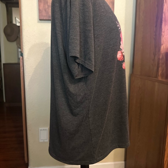 Plus Size 3X gray lightweight floral tee shirt NWOT - Picture 3 of 6